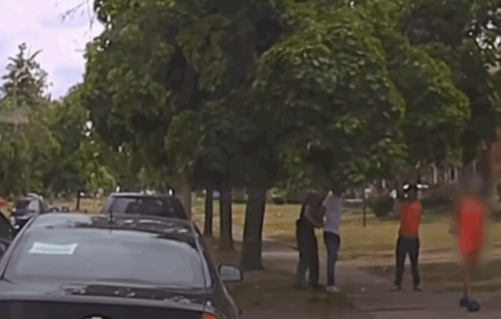 UZNEMIRUJUĆE: <span style='color:red;'><b>Detroit</b></span>ska policija ubila demonstranta jer je prvi pucao (VIDEO)
